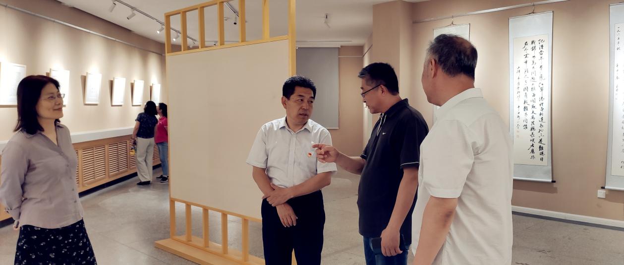 开云kaiyun网页版“革命诗词里的党史”主题书法展开展和党建文化长廊暨党建有声图书馆启用仪式-图3