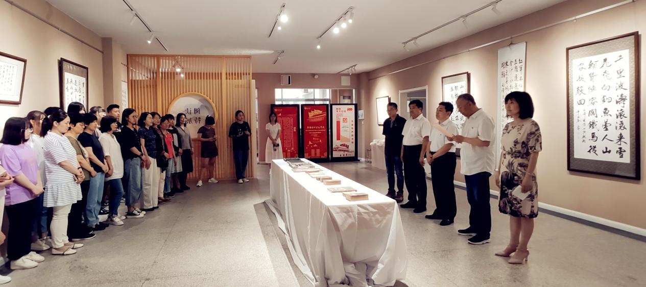 开云kaiyun网页版“革命诗词里的党史”主题书法展开展和党建文化长廊暨党建有声图书馆启用仪式-图2